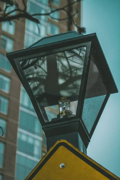 Bir Sokak Fenerinin Dikey Yakın Çekimi Akşam Bir Sokakta Yakalanan — Stok fotoğraf