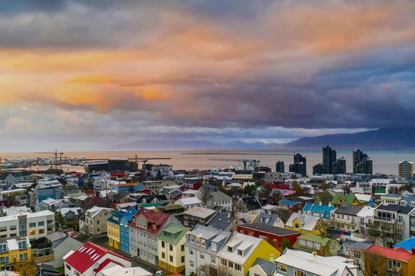 Krajobraz Budynków Otoczony Morzem Podczas Pięknego Zachodu Słońca Reykjaviku Islandia — Zdjęcie stockowe