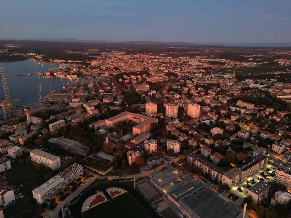 Аэросъемка Современных Зданий Прибрежном Городе Пула Закате Солнца Хорватия — стоковое фото