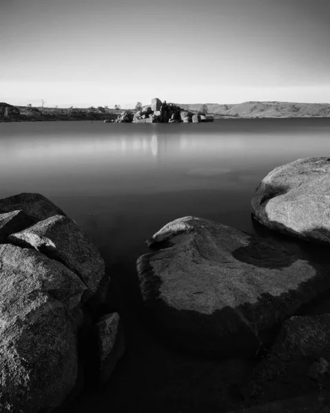 Μια Κάθετη Ασπρόμαυρη Βολή Από Πέτρες Στην Ακτή Μιας Λίμνης — Φωτογραφία Αρχείου