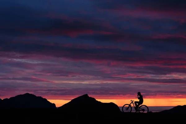 Beautiful Sunset Sky Silhouettes Cyclist Hills — Stock Photo, Image