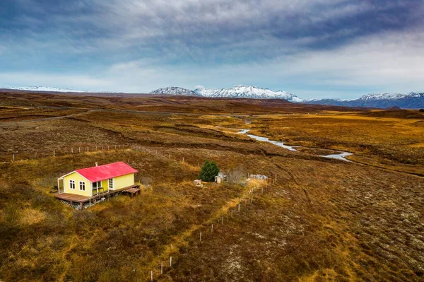 Paisaje Una Casa Solitaria Campo Rodeado Montañas Nieve Islandia — Foto de Stock