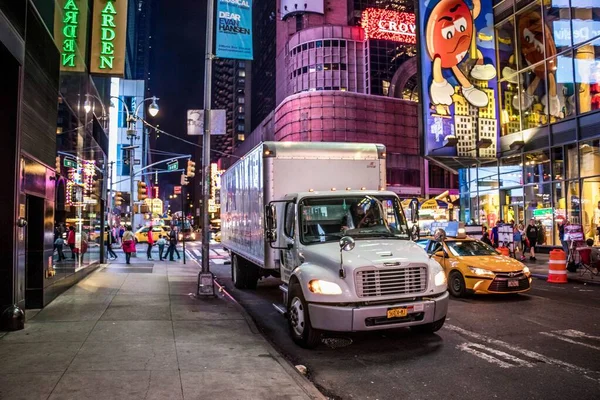 Uma Bela Foto Caminhão Estacionado Lado Uma Estrada Times Square — Fotografia de Stock