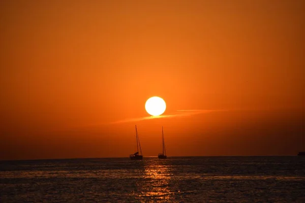 Kaunis Näkymä Meren Aallot Heijastavat Kaunista Auringonlaskua — kuvapankkivalokuva