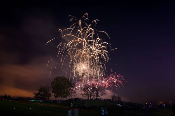 Ένα Όμορφο Πλάνο Της Έκρηξης Πολύχρωμα Πυροτεχνήματα Ένα Νυχτερινό Ουρανό — Φωτογραφία Αρχείου