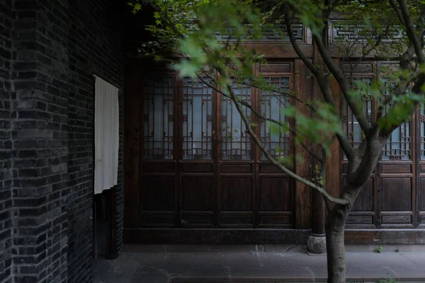 Une Cour Traditionnelle Chinoise Avec Arbre — Photo