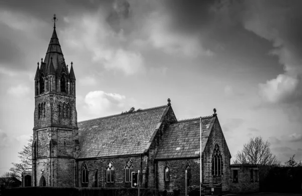 잉글랜드채 구름낀 마태오 성당의 그레이 스케일 — 스톡 사진