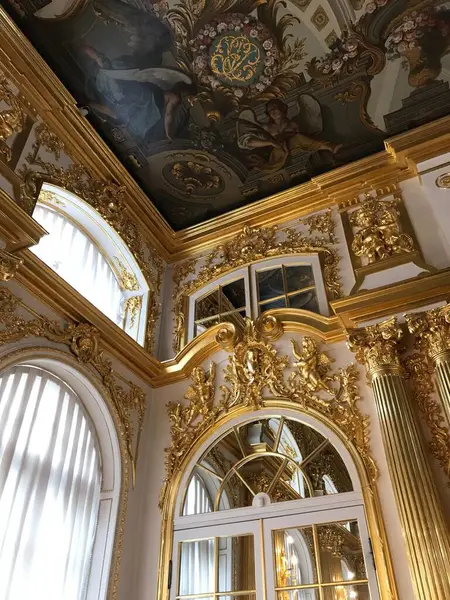 Függőleges Alacsony Szög Lövés Gyönyörű Fal Részletek Egy Templomban Szentpéterváron — Stock Fotó