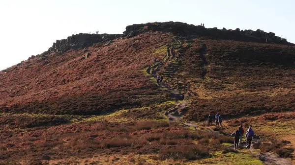 Einige Wanderer Gehen Einen Hügel Hinauf — Stockfoto