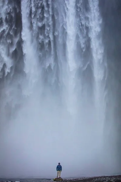 Турист Стоящий Водопада Скогафосс Исландии — стоковое фото