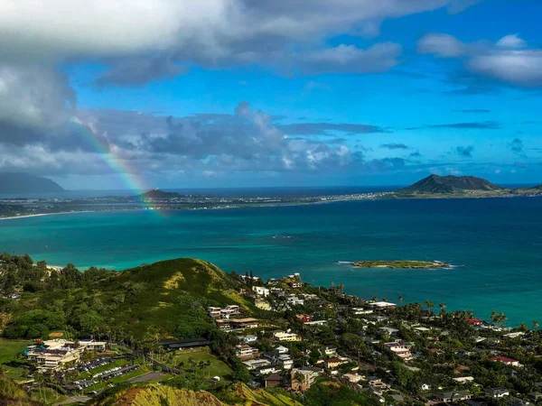 明るい夏の日に虹がある美しい熱帯の海岸線の空の景色 — ストック写真