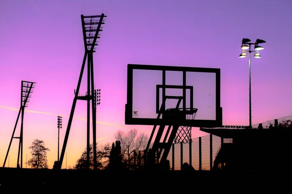 Venkovní Basketbalové Hřiště Při Purpurovém Západu Slunce — Stock fotografie