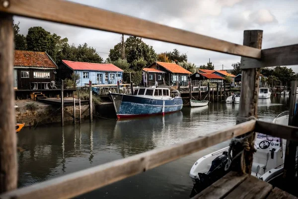 川岸に停泊中の船の木製の桟橋の柵の後ろからの眺め — ストック写真
