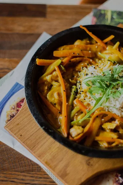 Nahaufnahme Einer Köstlich Aussehenden Mahlzeit Mit Gemüse Die Einem Restaurant — Stockfoto