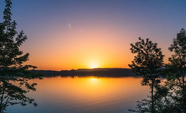 Décor Paisible Bord Lac Avec Des Silhouettes Coucher Soleil — Photo
