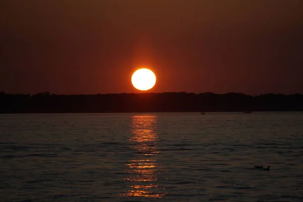 Vacker Utsikt Över Solnedgången Över Lugn Kust Och — Stockfoto