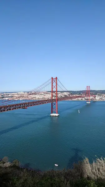 海の上の美しい橋の垂直ショット — ストック写真