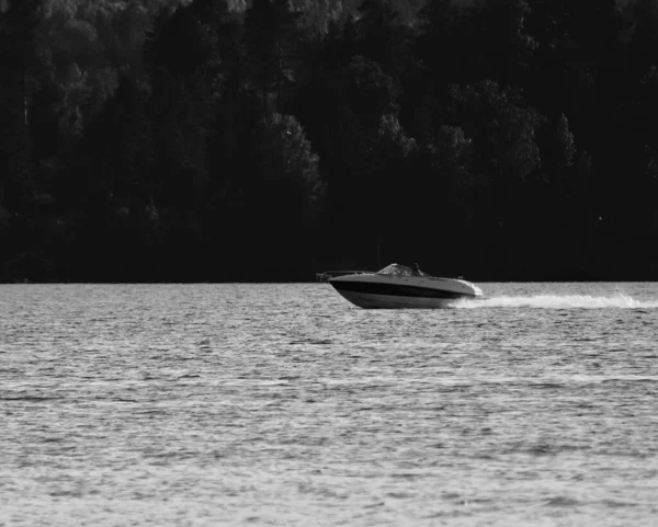 Eine Schöne Graustufenansicht Eines Bootes Das Auf Einem See Schwimmt — Stockfoto