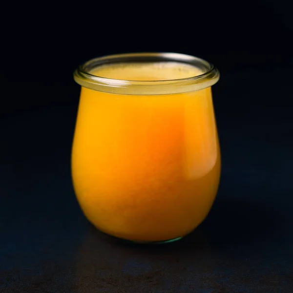 Ein Glas Frischer Orangensaft Auf Dunklem Hintergrund — Stockfoto