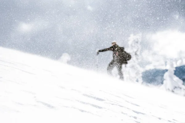 Muž Lyžař Vyjede Prašanu Horách Sněhu — Stock fotografie