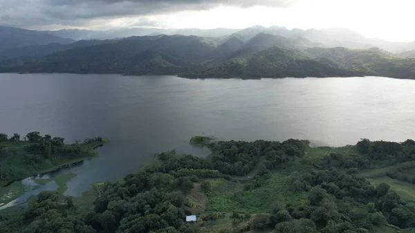 Sebuah Pandangan Drone Danau Tenang Dengan Pegunungan Latar Belakang Bawah — Stok Foto
