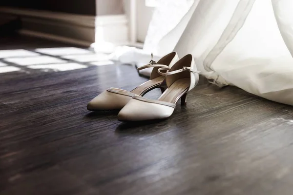 美しい白い結婚式の靴の閉鎖 — ストック写真