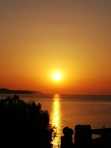Μια Κάθετη Λήψη Του Πορτοκαλί Ηλιοβασιλέματος Πάνω Από Θάλασσα — Φωτογραφία Αρχείου