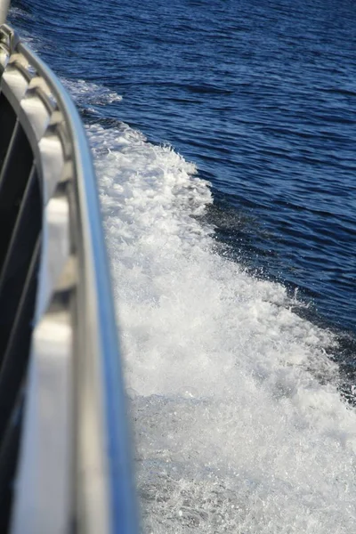 Tiro Vertical Água Branca Salpicando Borda Barco — Fotografia de Stock