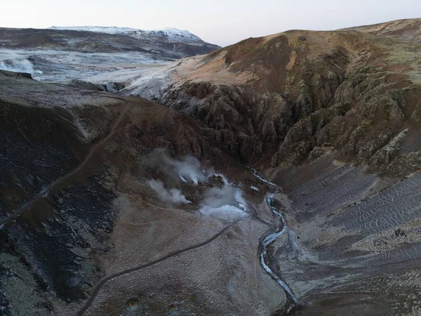 Εναέρια Θέα Ενός Ποταμού Στην Χιονισμένη Κοιλάδα Ρέικιανταλούρ Ισλανδία — Φωτογραφία Αρχείου