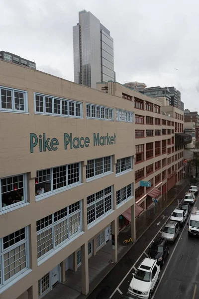 Vertikální Záběr Pike Place Market Jeho Parkování Oblačného Dne — Stock fotografie