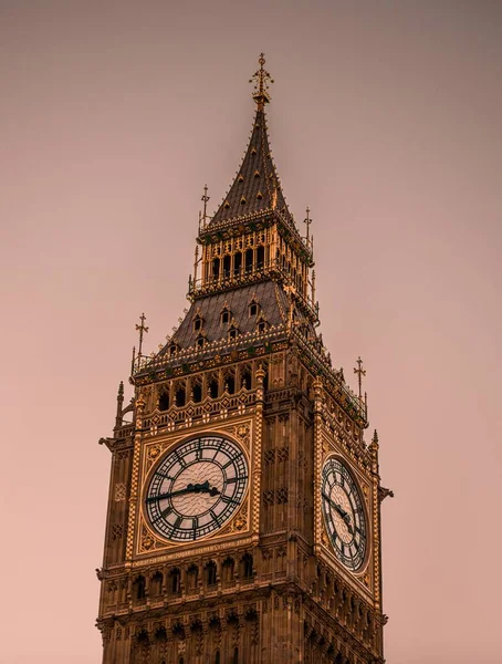 Een Verticaal Shot Van Big Ben Achtergrond Van Zachte Roze — Stockfoto