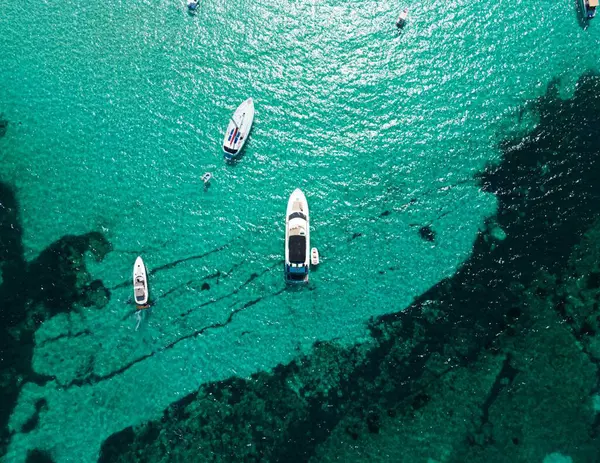 澄んだ水に浮かぶいくつかのボート — ストック写真