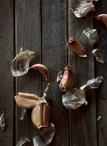 Closeup Fresh Garlic Cloves Wooden Surface — Stock Photo, Image