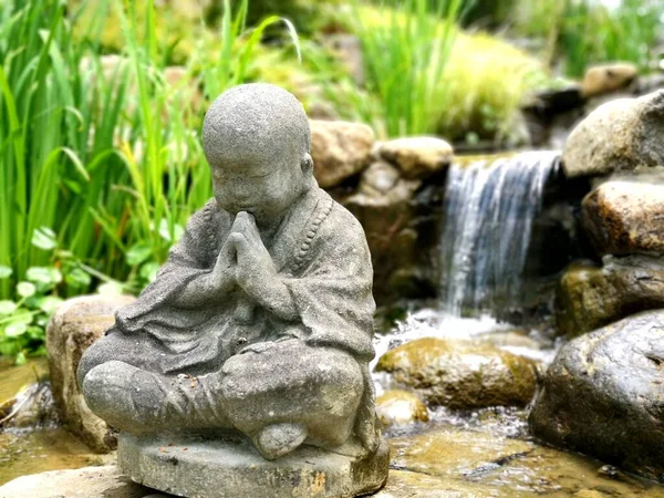 Nahaufnahme Einer Buddha Meditationsstatue Mit Einer Kaskade Verschwommenen Hintergrund — Stockfoto