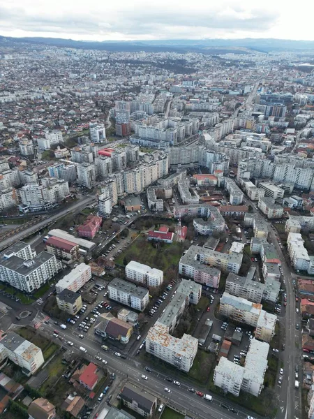 Uma Vista Aérea Paisagem Urbana Cluj Napoca Cercada Por Edifícios — Fotografia de Stock