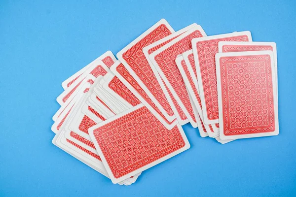 Пачка Красных Карточек Синем Фоне Концепция Азартных Игр — стоковое фото