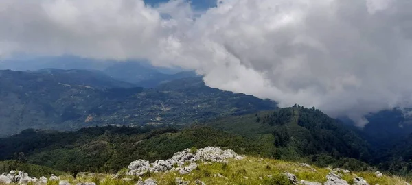 Вид Горы Покрытые Природой Огромными Белыми Облаками — стоковое фото