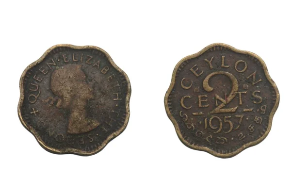 1957年に作られたスリランカまたはセイロンの2セント硬貨の閉鎖的なショットは 白い背景に隔離された正面側と背面側のビューから — ストック写真