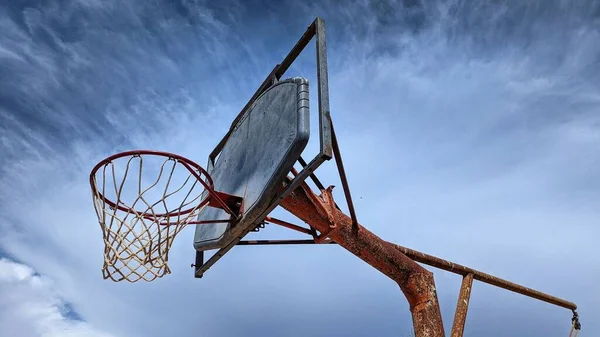 Oyun Parkında Mavi Bulutlu Arka Planda Bir Basketbol Potasının Düşük — Stok fotoğraf