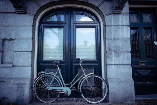 Ένα Παλιό Ποδήλατο Σταθμευμένο Στο Δρόμο Δίπλα Ένα Κτίριο Στο — Φωτογραφία Αρχείου