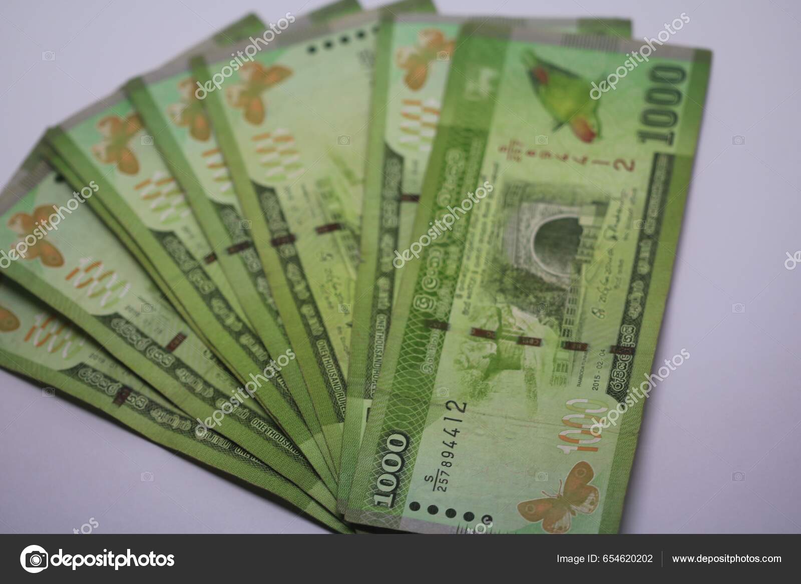 一张以白色背景为背景的斯里兰卡1000卢比钞票——图库图片© wirestock_creators #654620202