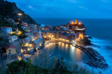 İtalya 'da akşam Vernazza Sahili' nin güzel bir manzarası..