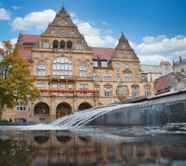 Aşağıdaki eski Bielefeld belediye binası. Ön planda çeşme var. Güzel bir günde.