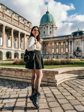 Budapeşte 'deki Buda kraliyet sarayının avlusunda duran çekici genç bir kadının dikey görüntüsü.