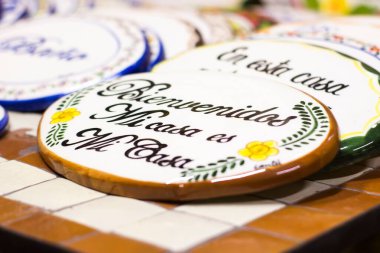 Geleneksel yuvarlak Meksika hediyelik eşyalarının farklı yazıtlarla yakın çekimi.