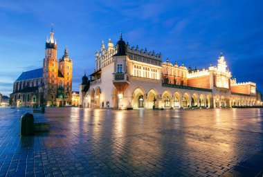 Akşam St. Mary Kilisesi 'nde arka planda Krakow, Polonya' da bir şehir var.