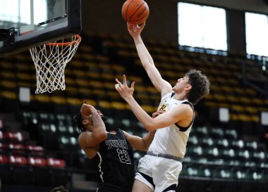 Bir basketbol oyuncusu Hammond, ABD 'de oynanan maçta basket atıyor..