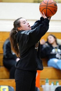 Avustralya 'da lise basketbol turnuvasında kızlar için egzersiz yapan bir kızın dikey görüntüsü.