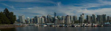 Stanley Park 'tan Vancouver siluetinin panoramik bir görüntüsü.