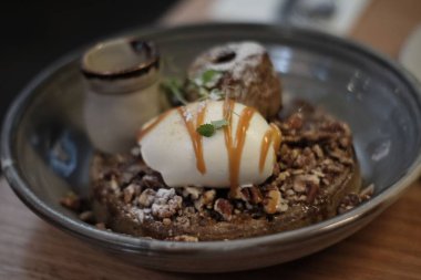 Karamelli bir kasede çikolatalı tatlı.